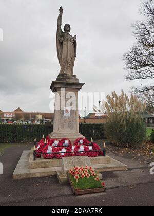 Sheerness, Kent, Royaume-Uni. 11 novembre 2020. Sheerness War Memorial décoré de couronnes pour le jour du souvenir. Crédit : James Bell/Alay Live News Banque D'Images