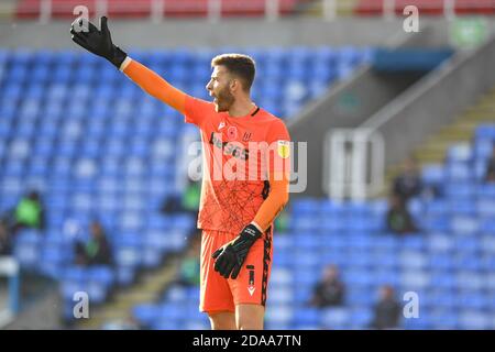 Angus Gunn #1 de Stoke City dirige ses joueurs Banque D'Images