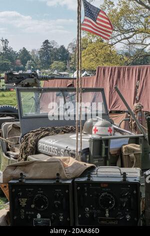 JEEP AMÉRICAIN dans une tente radio à l'événement de reconstitution No Man's Land, Bodryddan Hall, pays de Galles Banque D'Images