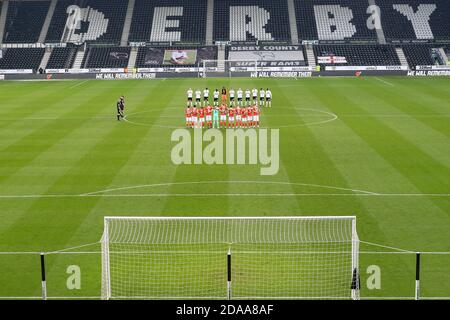 Derby, Barnsley les joueurs et les officiels tiennent un silence de quelques minutes pour le jour du souvenir Banque D'Images