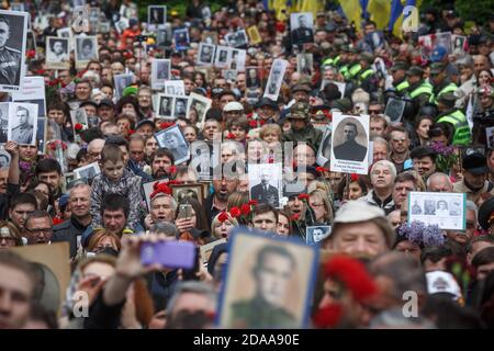 KIEV, UKRAINE - 09 mai 2017 : la marche du régiment d'Immortal consacrée au 72e anniversaire de la victoire de l'Union soviétique sur l'Allemagne nazie a eu lieu à Kiev Banque D'Images