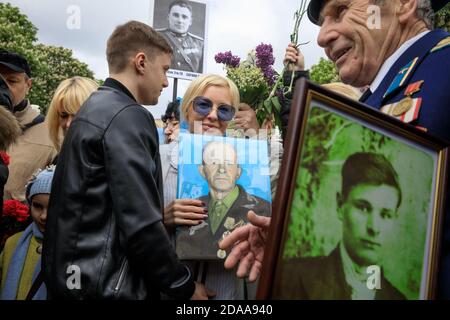 KIEV, UKRAINE - 09 mai 2017 : la marche du régiment d'Immortal consacrée au 72e anniversaire de la victoire de l'Union soviétique sur l'Allemagne nazie a eu lieu à Kiev Banque D'Images