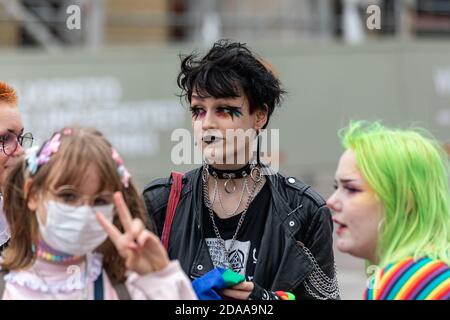 Les jeunes femmes punks lors de la Helsinki Pride 2020 Banque D'Images