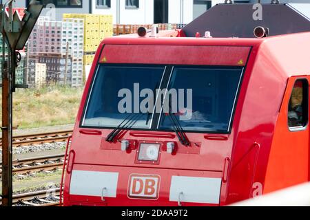 Gros plan d'un wagon rouge de Deutsche Bahn, DB, sur la voie d'évitement à la gare de Wolfsburg, Allemagne, 5 septembre 2020 Banque D'Images