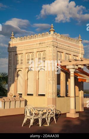 Cuba, Cienfuegos, Punta Gorda, Palacio de Valle - maintenant un restaurant, un musée et un bar, terrasse sur le toit Banque D'Images