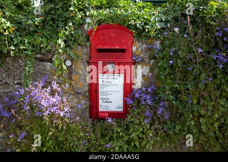 Une petite boîte postale située dans un mur en pierre dans le village de Chicksgrove, près de Tisbury dans le Wiltshire. Banque D'Images