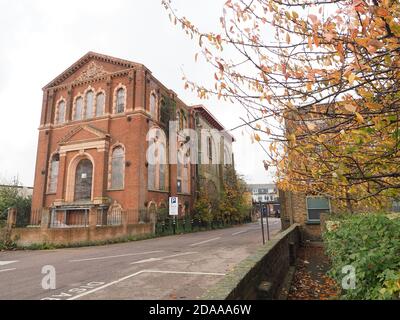 Sheerness, Kent, Royaume-Uni. 11 novembre 2020. Météo au Royaume-Uni : sorts ensoleillés dans Sheerness, Kent. La tour d'eau de Sheerness désutilisée avec la dernière des feuilles d'automne. Crédit : James Bell/Alay Live News Banque D'Images