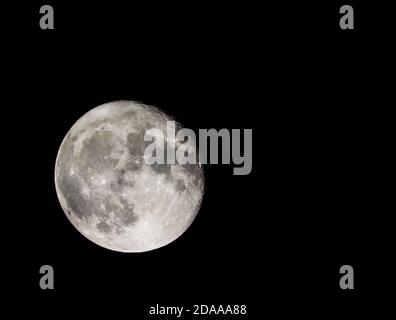 Presque pleine lune automnale, avec des mers et des cratères, au-dessus du nord de Londres, Royaume-Uni Banque D'Images