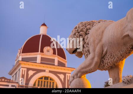 Cuba, Cienfuegos, Parque Martí , le lion de pierre en face du Palacio de Gobierno - maintenant l'hôtel de ville Banque D'Images