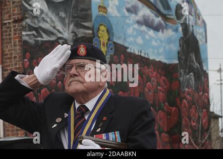 Eric Howden BEM, 76 ans, président de la Légion britannique de Redcar, qui a servi avec le corps royal de l'Ordnance, devant une fresque commémorative de la guerre à Redcar, dans le North Yorkshire, observe un silence de deux minutes pour se souvenir des morts de la guerre le jour de l'armistice. Banque D'Images