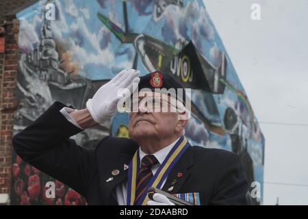 Eric Howden BEM, 76 ans, président de la Légion britannique de Redcar, qui a servi avec le corps royal de l'Ordnance, devant une fresque commémorative de la guerre à Redcar, dans le North Yorkshire, observe un silence de deux minutes pour se souvenir des morts de la guerre le jour de l'armistice. Banque D'Images