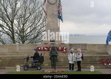 Southend-on-Sea Essex, Royaume-Uni. 11 novembre 2020. Des militaires publics et des anciens militaires se rencontrent pour commémorer l'armistice au mémorial de la guerre de Southend on Sea dans l'Essex crédit: MARTIN DALTON/Alay Live News Banque D'Images