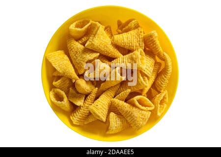 En-cas de maïs Bugles au fromage dans un bol jaune coloré isolé sur fond blanc Banque D'Images