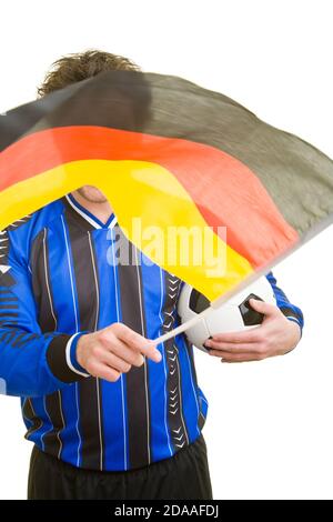 Jeune homme en jersey avec ballon de football et drapeau de l'Allemagne Banque D'Images