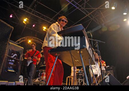 Groupe jouant sur la scène au Parc de Vernex lors du Montreux Jazz Festival 2005 en Suisse, sur les rives du lac Léman. Banque D'Images