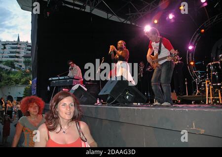 Groupe jouant sur la scène au Parc de Vernex lors du Montreux Jazz Festival 2005 en Suisse, sur les rives du lac Léman. Banque D'Images