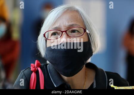 Grandma Wong est vue par le coin de l'exposition de photos à l'Université chinoise de Hong Kong (CUHK). Une exposition de photos a eu lieu à l'Université chinoise de Hong Kong (CUHK), exhortant les gens à ne pas oublier la bataille menée l'année précédente entre les manifestants pro-démocratie et la police pro-gouvernementale sur le campus universitaire. Banque D'Images