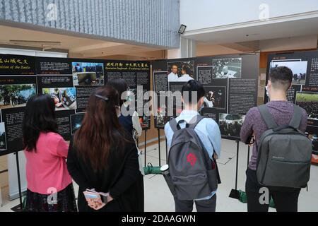 Les gens sont vus regarder des photos de l'exposition de photos de l'Université chinoise de Hong Kong (CUHK).UNE exposition de photos tenue à l'Université chinoise de Hong Kong (CUHK) exhortant les gens à ne pas oublier la bataille menée entre les manifestants pro-démocratie et les forces de police pro-gouvernementales de la campus universitaire l'année précédente. Banque D'Images