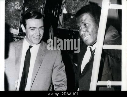 16 décembre 1967 - Londres, Angleterre, Royaume-Uni - dans l'East End de Londres, l'acteur SIDNEY POITIER, à droite, a les mains pleines jouant le rôle d'un jeune enseignant dans le film technicolor 'à Sir avec l'Amour'. Poitier a eu l'occasion de parler avec SEAN CONNERY, à gauche, aux Pinewood Studios pendant une pause de fimling. (Credit image: © Keystone Press Agency/Keystone USA via ZUMAPRESS.com) Banque D'Images