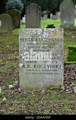 La tombe de Robert et Berta Kuczynski dans le cimetière St Andrew, dans le village de Great Rollright, dans le nord de l'Oxfordshire. Les Kuczynskis étaient les parents Banque D'Images