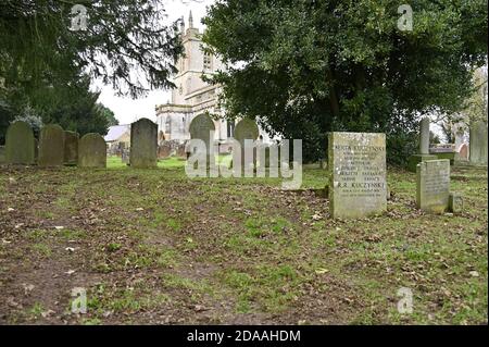 La tombe de Robert et Berta Kuczynski dans le cimetière St Andrew, dans le village de Great Rollright, dans le nord de l'Oxfordshire. Les Kuczynskis étaient les parents Banque D'Images