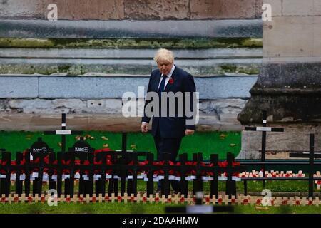 Westminster, Londres, Royaume-Uni. 11 novembre 2020. Jour du souvenir à Londres. Le PM Boris Johnson quitte l'abbaye de Westminster et prend un moment pour réfléchir. Crédit photo: Paul Lawrenson-PAL Media/Alay Live News Banque D'Images