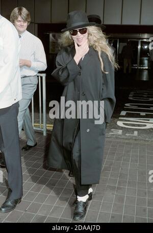 Kim Basinger, actrice américaine à l'aéroport de Londres Heathrow 1990 Banque D'Images