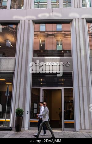 Hambourg, Allemagne - 23 août 2019 : façade d'une succursale de Commerzbank avec deux jeunes gens marchant à Große Bleichen, rue commerçante de Neustadt, H Banque D'Images