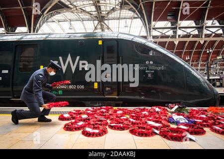 Le personnel militaire transporte des couronnes de pavot à la gare de Paddington à Londres, pour « Poppies to Paddington » qui transporte des couronnes commémoratives de tout le Royaume-Uni sur les lignes de train du Great Western Railway jusqu'à Londres Paddington. Des couronnes sont déposées autour du mémorial de guerre de la station pour les deux minutes de silence afin de se souvenir des morts de guerre le jour de l'armistice. Banque D'Images