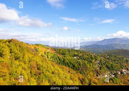 Vue sur la chaîne de montagnes dans le parc national Mavrovo, Macédoine du Nord Banque D'Images