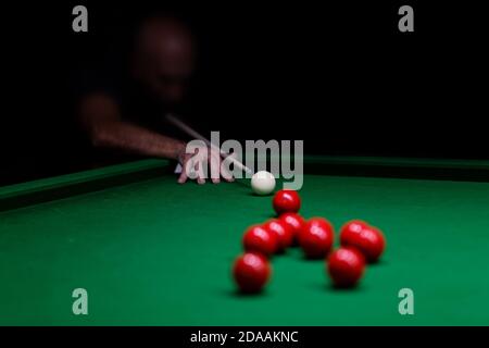 Homme essayant de frapper la balle dans le snooker. Mise au point peu profonde. CopySpace. Banque D'Images