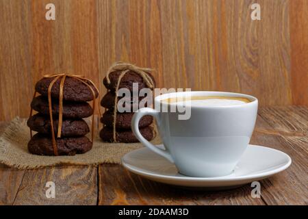 Tasse de café et deux piles de biscuits aux pépites de chocolat faits maison. Banque D'Images