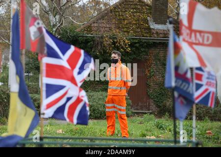 Bournemouth, Royaume-Uni. 11 novembre 2020. Malgré l'absence d'événements officiels dus au confinement de Covid19, un petit nombre de personnes se sont rassemblées, socialement distancées, autour du mémorial de guerre sur le village vert de Kinson, Bournemouth, Dorset, pour observer deux minutes de silence le jour de l'armistice. Credit: Richard Crease/Alay Live News Banque D'Images