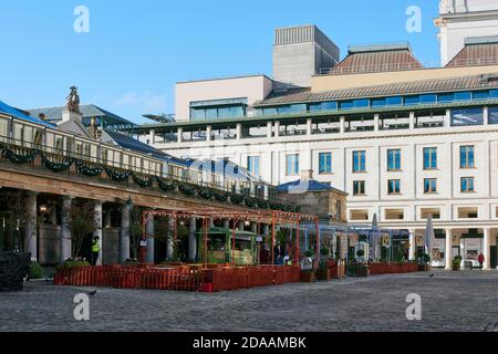 Covent Garden, dans le centre de Londres, au Royaume-Uni, dans l'après-midi du 10 novembre 2020, au début du deuxième confinement du coronavirus national Banque D'Images