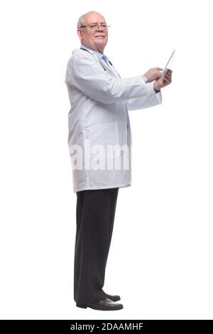 vue latérale. le thérapeute regarde l'écran d'une tablette numérique Banque D'Images