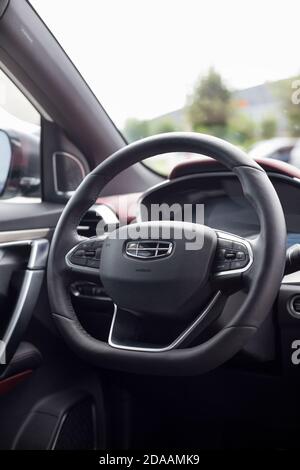 Russie, Izhevsk - 14 août 2020 : salle d'exposition Geely. Volant de la nouvelle voiture Coolray avec housse en cuir. Constructeur automobile de Chine Banque D'Images