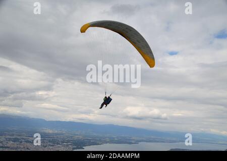 Un parapente dans l'air au-dessus de Genève, Suisse. Banque D'Images