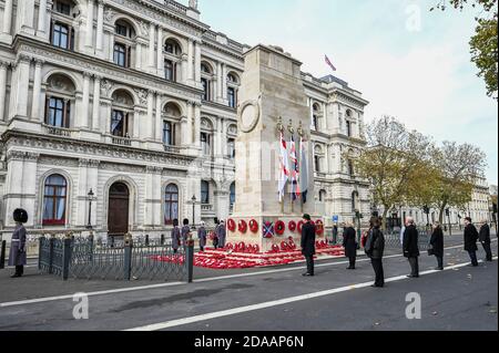 Londres, Royaume-Uni. 11 novembre 2020. Un petit groupe d'anciens combattants et d'officiers supérieurs de l'armée sont admis pour le service et pour déposer des couronnes - UN petit service et 2 minutes de silence au Cenotaph. C'est le jour du souvenir et en raison du deuxième programme de verrouillage du coronavirus, les services de commémoration sont grandement réduits. Crédit : Guy Bell/Alay Live News Banque D'Images