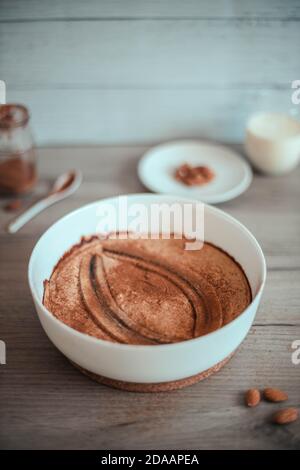 Gâteau à la banane aux amandes et à la cannelle sur une table en bois. Concept de nourriture délicieuse et saine Banque D'Images