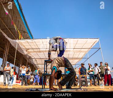 deux filles exécutent des acrobaties de rue et un spectacle de rue pour de l'argent au festival de chameau de pushkar. Banque D'Images