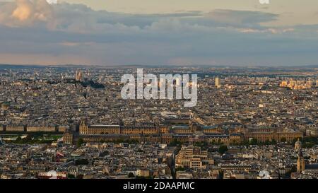 Vue imprenable sur le centre-ville historique du nord de Paris, en France, avec le complexe des musées et la cathédrale du Sacré-cœur. Banque D'Images