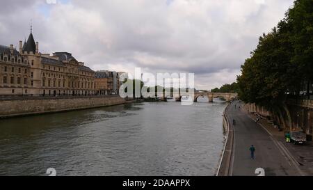 Vue sur la Seine avec l'Ile de la Cité et le célèbre pont Pont neuf, le plus ancien pont préservé de Paris, en France, lors d'une journée sombre et nuageux en automne. Banque D'Images