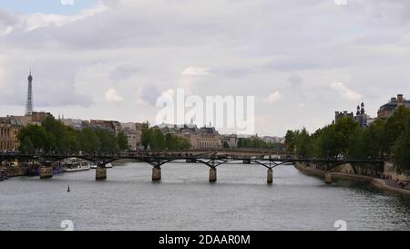 Vue panoramique du pont piétonnier Pont des Arts (pont des arts) reliant les deux côtés de la Seine dans le centre historique de Paris, France. Banque D'Images