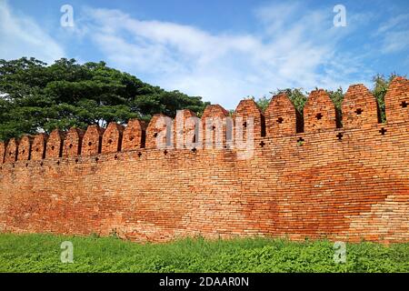 Trou unique en forme de croix sur le mur de brique historique de la vieille ville de Nan, district de Muang Nan, province de Nan, nord de la Thaïlande Banque D'Images