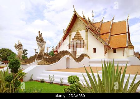 Temple Wat Phumin, que le bâtiment principal combine Ubosot et Wiharn (salle de culte et salle d'ordination), province Nan de Thaïlande Banque D'Images