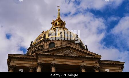 Vue rapprochée du majestueux dôme doré de la cathédrale historique des Invalides dans le centre de Paris, France, tombe de Napoléon Bonaparte. Banque D'Images