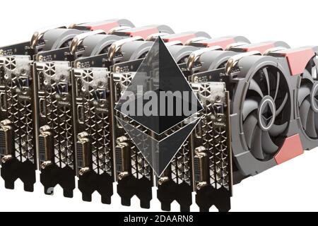 Concept de devise Crypto Ethereum. Panneau Ethereum sur l'arrière-plan d'une exploitation minière avec une gamme de cartes graphiques GPU. Isolé sur blanc. Banque D'Images