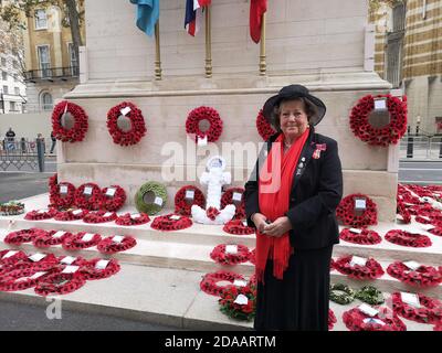 Le président de l'Association de la marine marchande Vivien Foster au Cenotaph sur Whitehall à Londres, alors que la nation se dit muette pour se souvenir des morts de la guerre le jour de l'armistice. Cette année marque 100 ans depuis l'inauguration de la version permanente du Cenotaph. Banque D'Images