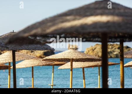 De nombreux parasols de paille sur le fond de la mer gros plan Banque D'Images