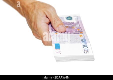 La main d'un homme donne un paquet de billets en euros isolés sur blanc. Concepts financiers. De l'argent dans la main. Banque D'Images